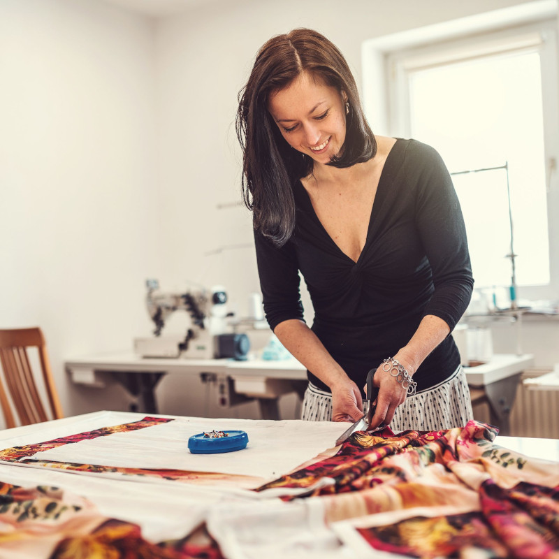 Ručně šité šaty – každý steh vzniká s pečlivostí a láskou v našem českém ateliéru